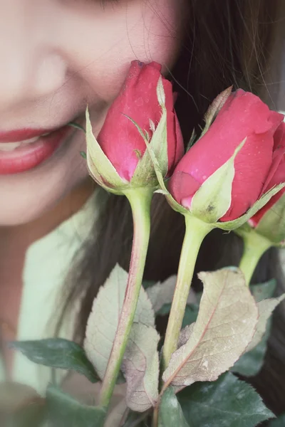Жінка з червоними трояндами — стокове фото
