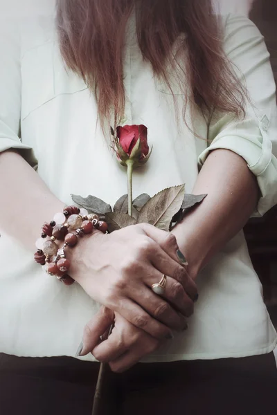 Rosa vermelha com as mãos — Fotografia de Stock