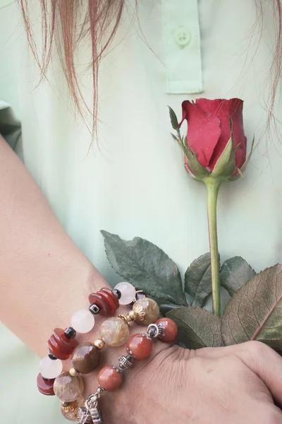 Rote Rose mit Hand — Stockfoto