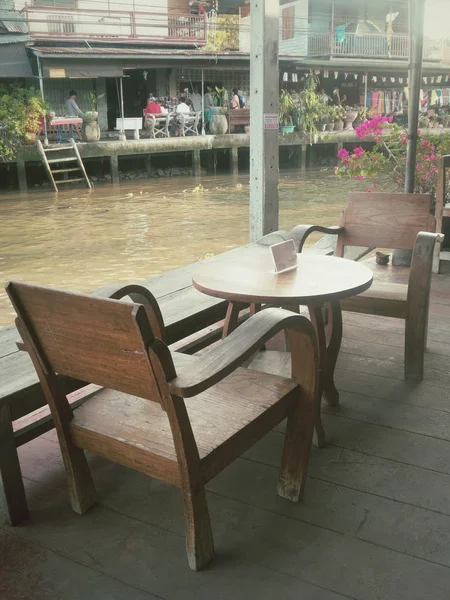 Židle v damnoen saduak plovoucí trh, Thajsko — Stock fotografie