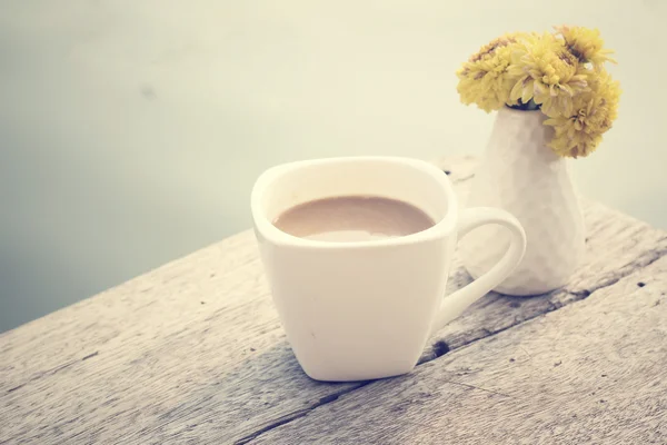 Hot coffee with flower — Stock Photo, Image