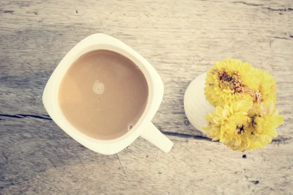 Hot coffee with flower — Stock Photo, Image