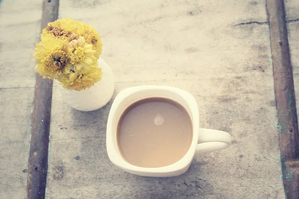 Hot coffee with flower — Stock Photo, Image