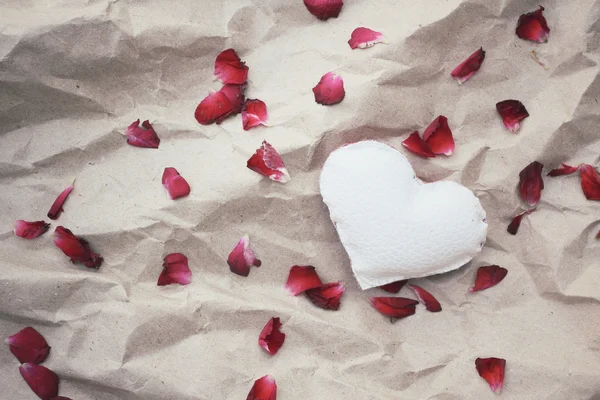 Лепестки роз с сердцем — стоковое фото