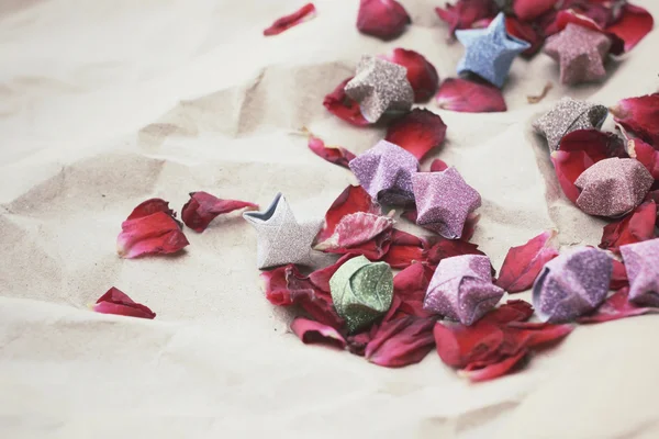 Rose petals with paper stars — Stock Photo, Image