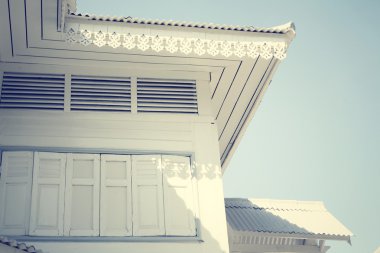 Çatı ve pencere eşiği ev