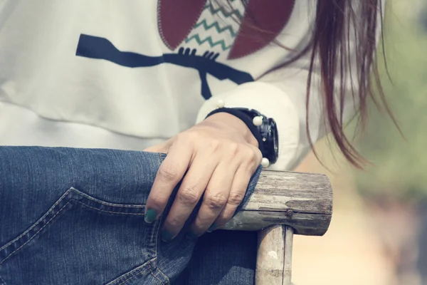 Jeansjacke mit Hand — Stockfoto