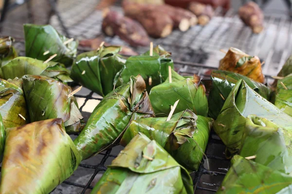 Arroz pegajoso envuelto en parrilla de hojas de plátano —  Fotos de Stock