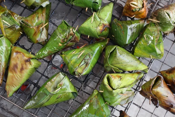 Arroz pegajoso envolto em grelha de folhas de banana — Fotografia de Stock