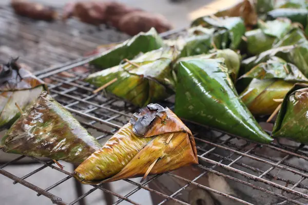 Липкий рис, завернутый в банановые листья гриль — стоковое фото