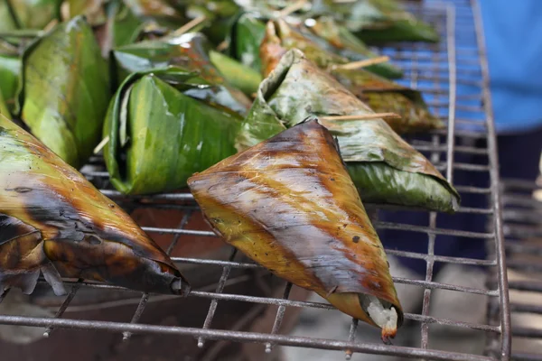 Kleefrijst verpakt in bananen bladeren grill — Stockfoto