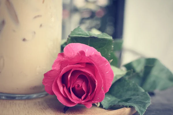Café glacé à la rose rouge — Photo