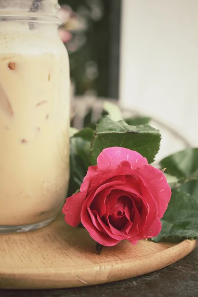 Eiskaffee mit roter Rose — Stockfoto