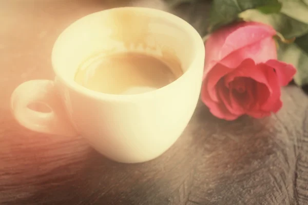 Kaffee mit roter Rose — Stockfoto