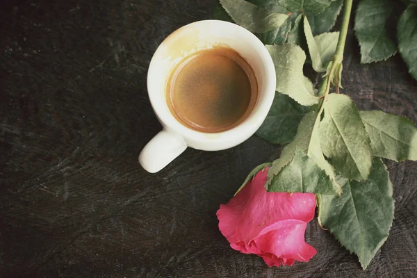 Káva s červenou růží — Stock fotografie
