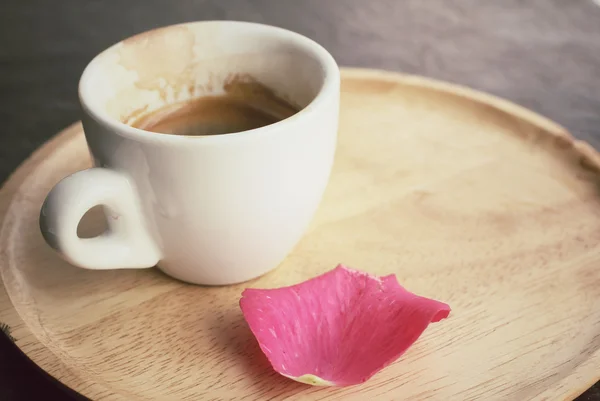 Kaffee mit roter Rose — Stockfoto