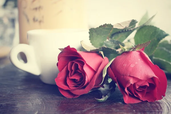 Caffè freddo con rose rosse — Foto Stock