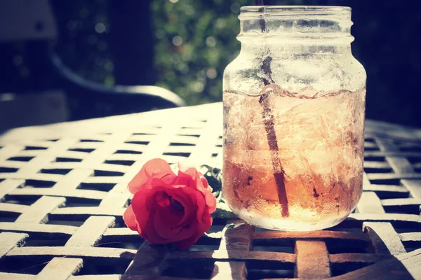 Клубничный напиток с красной розой — стоковое фото