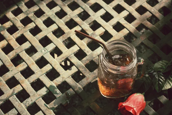 Jahodový likér s kousky červené růže — Stock fotografie