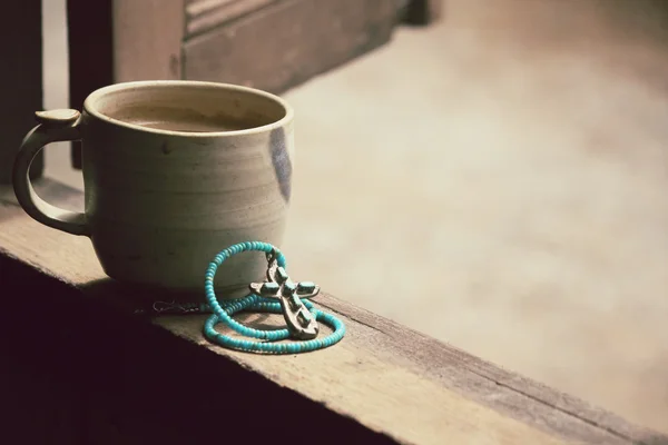 Çapraz ile kolye ve sıcak kahve