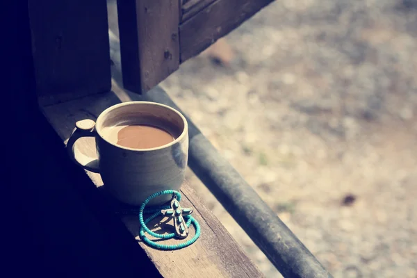 项链与交叉和热咖啡 — 图库照片