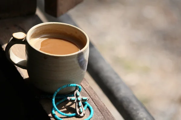 Kalung dengan salib dan kopi panas — Stok Foto