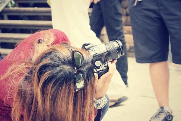 Mulher usando uma câmera para tirar foto — Fotografia de Stock