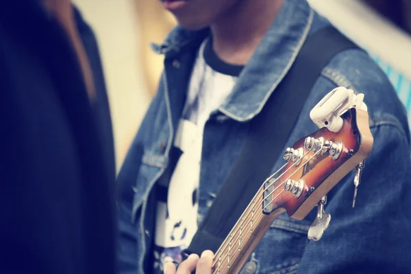 Playing the guitar — Stock Photo, Image