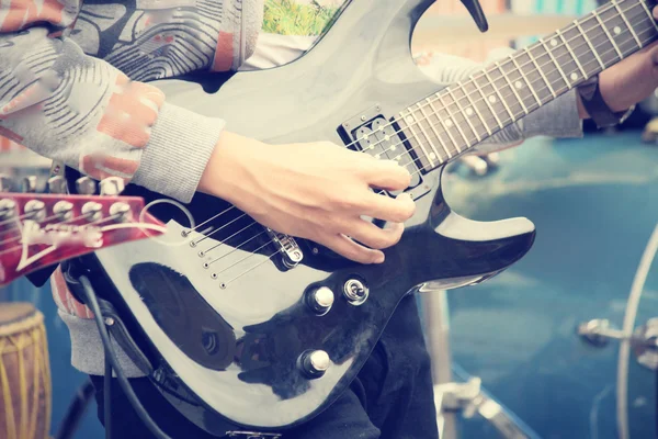 Грав на гітарі — стокове фото