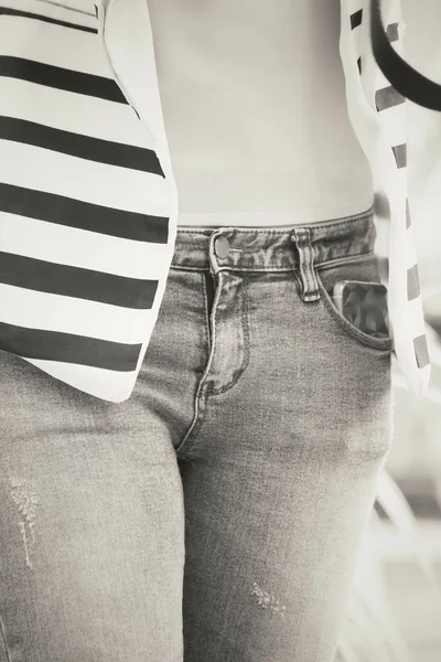 Cintura de mulher com jeans — Fotografia de Stock