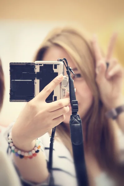 Vrouw met behulp van een camera om foto te nemen — Stockfoto