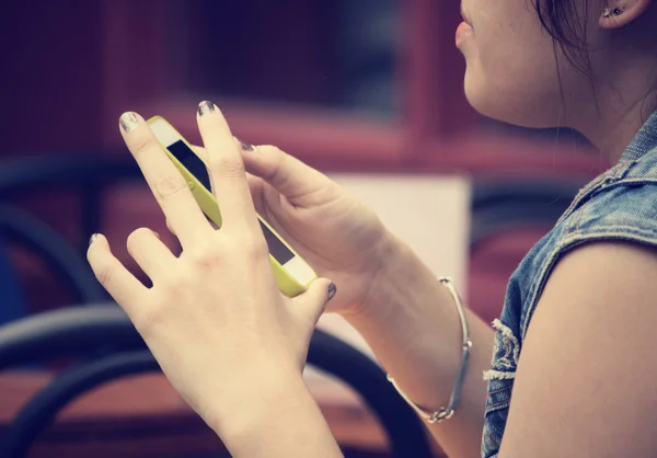 Woman using smart phone — Stock Photo, Image