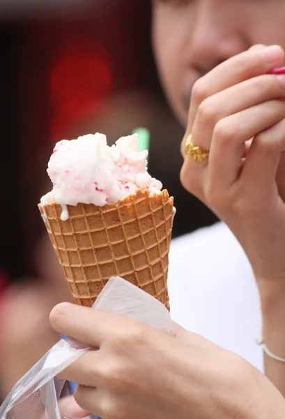 Mujer comiendo helado cono — Foto de Stock