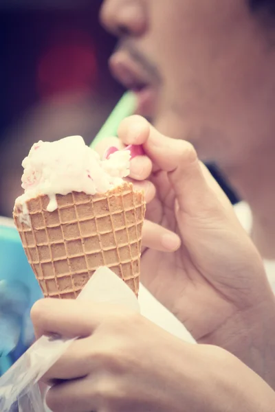 Mujer comiendo helado cono — Foto de Stock