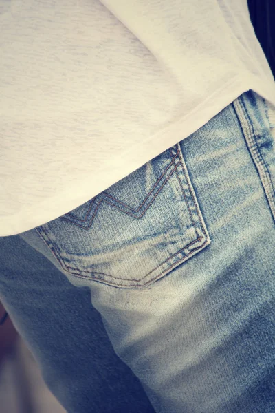 Vita donna con jeans — Foto Stock