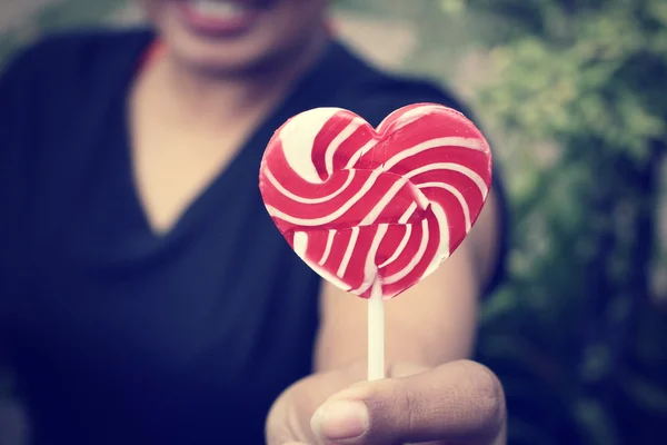 Candy valentines hjärta med kvinna — Stockfoto