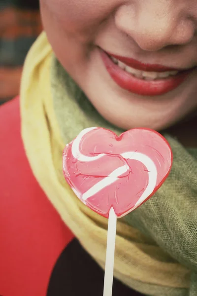 Bonbons valentines coeur avec femme — Photo