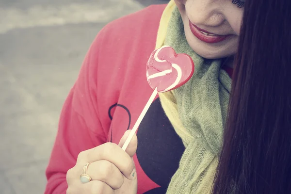 Dulces de San Valentín corazón con mujer —  Fotos de Stock