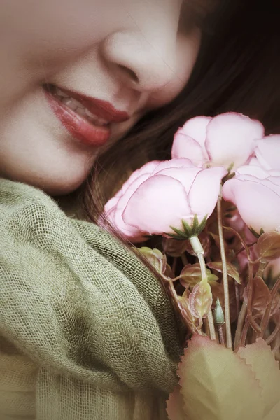 Mujer con rosas —  Fotos de Stock