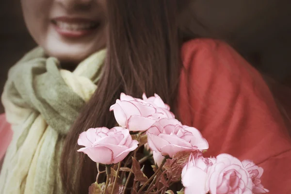 Mujer con rosas — Foto de Stock