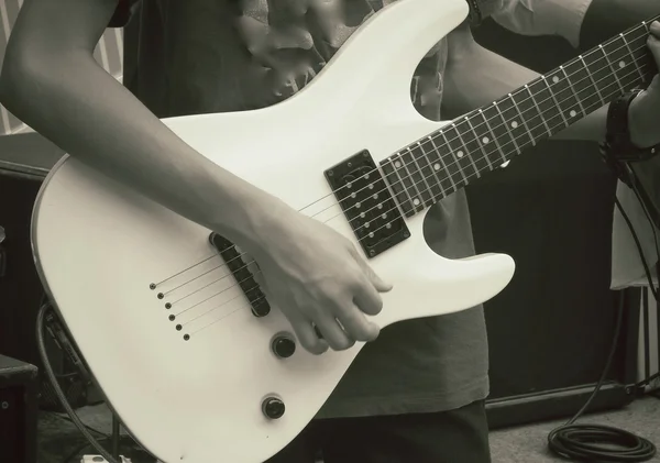 Tocando a guitarra — Fotografia de Stock