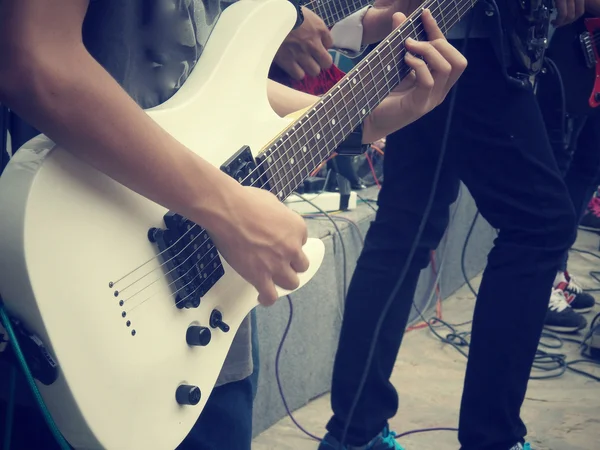 Tocando la guitarra — Foto de Stock