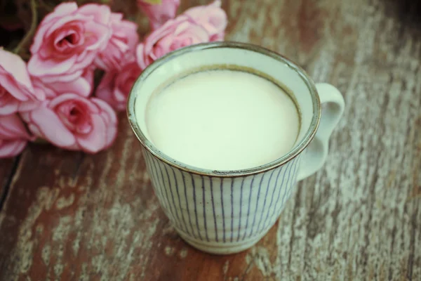 Kaffee mit Rosen — Stockfoto