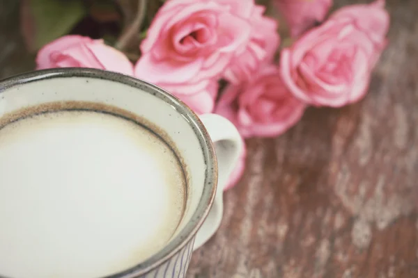 Kaffee mit Rosen — Stockfoto