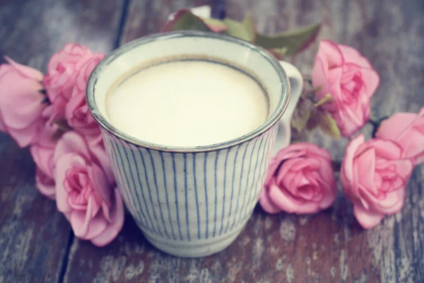 Kaffee mit Rosen — Stockfoto