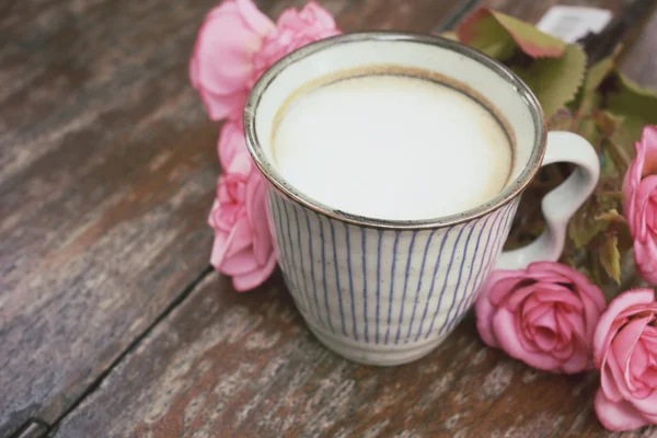 Kaffee mit Rosen — Stockfoto