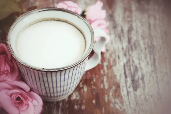 Kaffee mit Rosen — Stockfoto