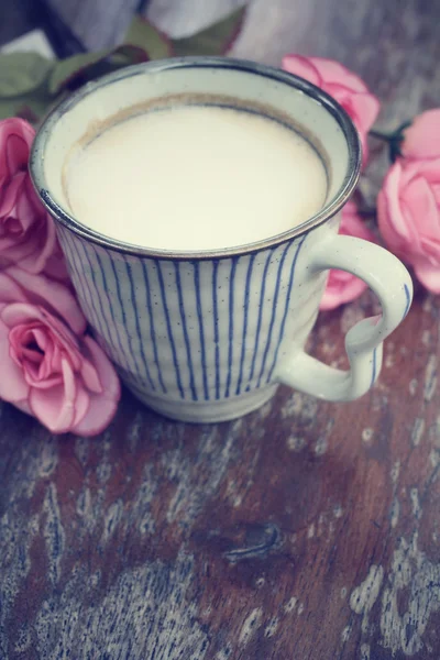 Kaffee mit Rosen — Stockfoto