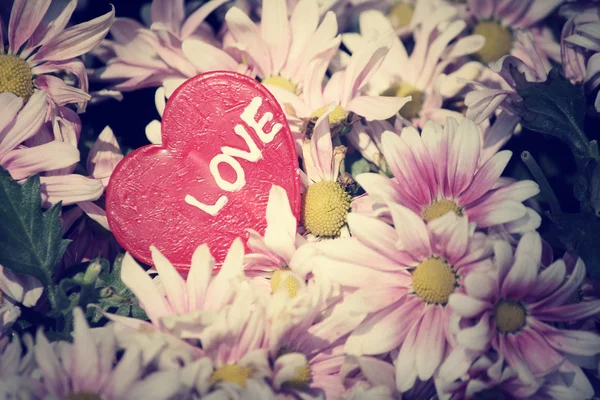 Corazón de San Valentín de caramelo con flores —  Fotos de Stock