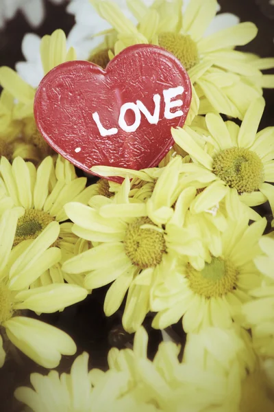 Bonbons coeur de valentines avec des fleurs — Photo